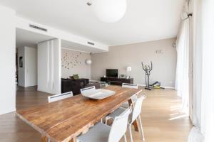 Lush Contemporary Flat, wonderful and wide home with 3 Bedrooms, 6 guests, By HouseinMilano