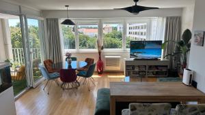 Avantgarde suite 5 min walk beach&old town