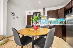 FREE PARKING, AC & SELF CHECKIN - Apt Lucky 7 - 2 Bdr Relax & Harmony - near Stadiums & Center