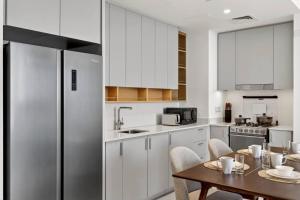 FIRST CLASS 2BR Luxury Waterfront Escape