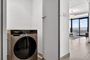 FIRST CLASS 2BR Luxury Waterfront Escape