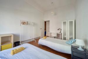 Spacious room with balcony in a Coliving apartment in Alameda