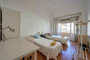 Spacious room with balcony in a Coliving apartment in Alameda