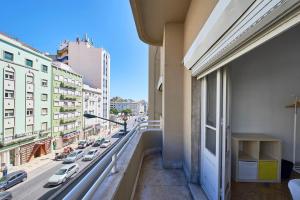 Spacious room with balcony in a Coliving apartment in Alameda