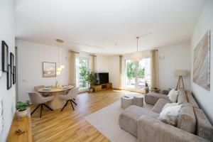 Luxuriöses 2-Zimmer-Apt im Scandi-Coastal-Stil I Toplage I Familienfreundlich I Balkon I Küche I Netflix I Kostenloser Parkplatz I 65 m2