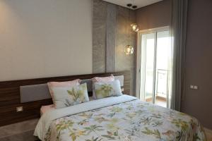 Luxurious waterfront apartment new
