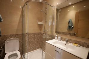 Luxurious waterfront apartment new
