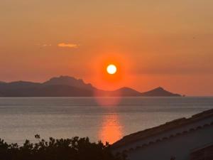 Air-conditioned apartment with pool and beach nearby