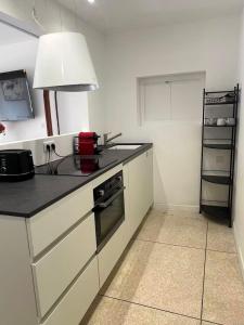 Air-conditioned apartment with pool and beach nearby