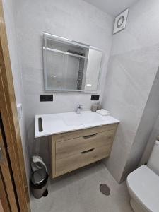 Renovado Apartamento en el corazón de Avilés, Calle Cámara 70 by beBalmy