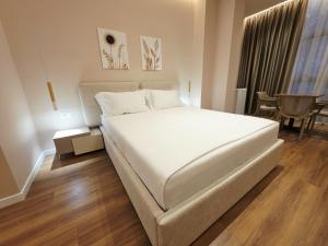 Sunset Boulevard Rooms