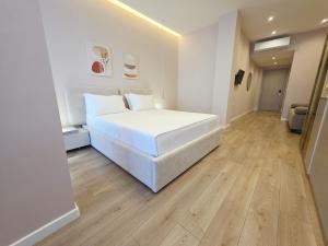 Sunset Boulevard Rooms