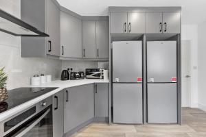 Sleeps12, Working space, Game room & Free Parking