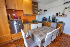 2 Bedroom Apt Val 10 min walk from beach with sea view