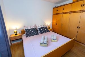 2 Bedroom Apt Val 10 min walk from beach with sea view