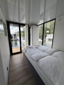 Design-Hausboot am Rheinsteig