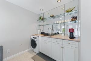 Bright 2BR Lower Suite for 6, Vancouver, Near UBC, Beach & Downtown
