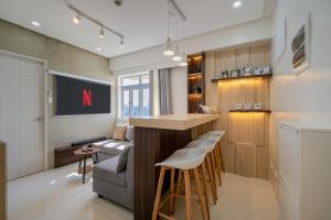The Horizon Suite - 2BR with Balcony, Scenic Mountain View, Projector & Smart Toilet