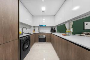 StayShort - Stylish 2 Bed Apartment in Silicon Oasis for 6 with Balcony