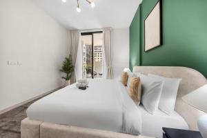 StayShort - Stylish 2 Bed Apartment in Silicon Oasis for 6 with Balcony