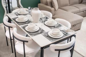 StayShort - Stylish 2 Bed Apartment in Silicon Oasis for 6 with Balcony