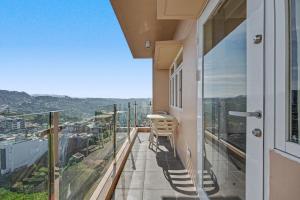 The Horizon Suite - 2BR with Balcony, Scenic Mountain View, Projector & Smart Toilet