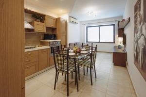 Modern 2BR Apartment in Sliema Walk to Seafront with Patio