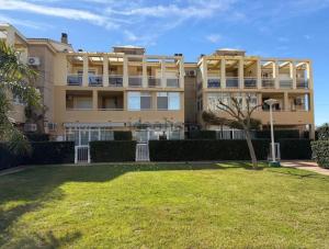 Bajo con jardin privado piscina 250m playa