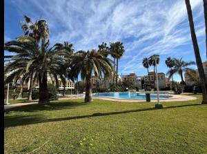Bajo con jardin privado piscina 250m playa