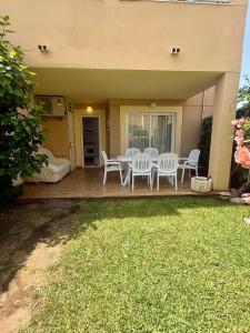 Bajo con jardin privado piscina 250m playa