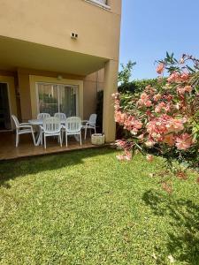 Bajo con jardin privado piscina 250m playa