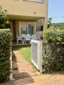 Bajo con jardin privado piscina 250m playa