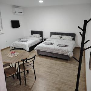 Elena Airport Apartments