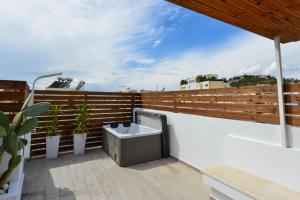 Acropolis area small studio with Hot tub and terrace view