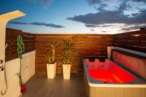 Acropolis area small studio with Hot tub and terrace view