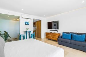 Modern oceanfront studio with breathtaking sunsets, heated pools & beach access