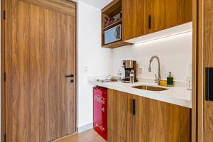 Modern oceanfront studio with breathtaking sunsets, heated pools & beach access