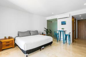Modern oceanfront studio with breathtaking sunsets, heated pools & beach access