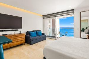Modern oceanfront studio with breathtaking sunsets, heated pools & beach access
