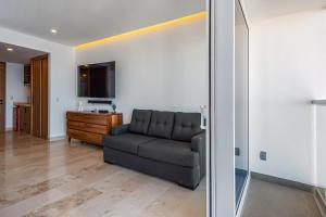 Modern oceanfront studio with breathtaking sunsets, heated pools & beach access