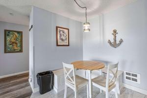 Pet-Friendly Family Suite for 6 - Kitchen and Fireplace - Pool and Hot Tub