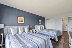 Pet-Friendly Family Suite for 6 - Kitchen and Fireplace - Pool and Hot Tub