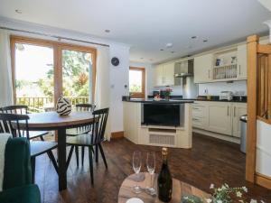 2 Court Cottage, Hillfield Village