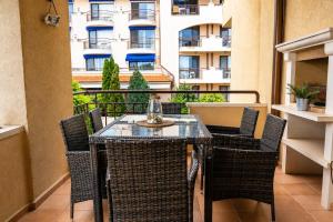 3BR Seaview Apt - 2nd Floor - 50m Beach
