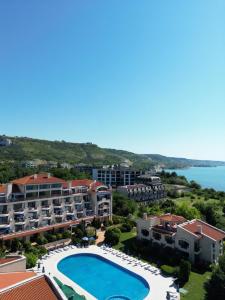 3BR Seaview Apt - 2nd Floor - 50m Beach