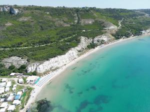 3BR Seaview Apt - 2nd Floor - 50m Beach