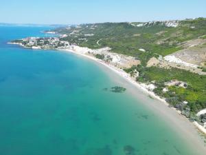 3BR Seaview Apt - 2nd Floor - 50m Beach