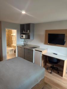 Parkway Motel & European Lodges