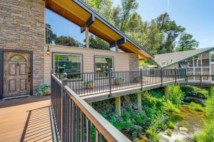 Walk to Dtwn Sonora! Rustic Creekfront Cabin