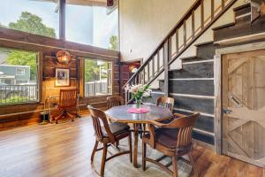 Walk to Dtwn Sonora! Rustic Creekfront Cabin